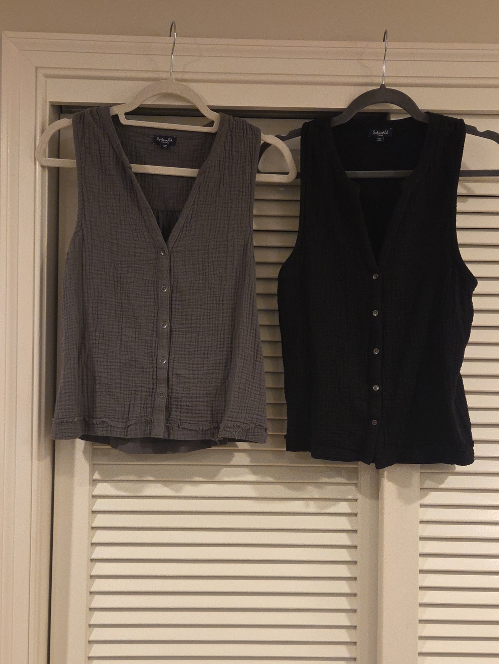 2 Splendid Sleeveless Button-Front Tops in Gray and Black 1 Small 1 X Small.